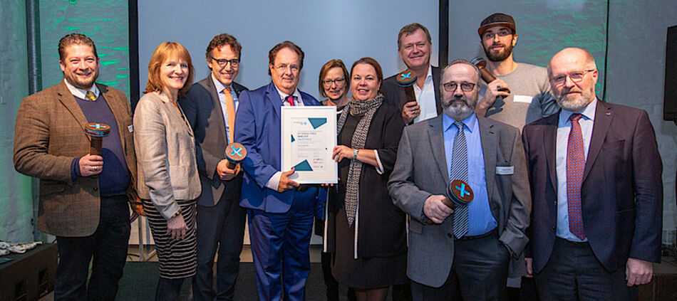 Preisträger des Effizienz-Preises NRW 2019 in Köln. NRW-Umweltministerin Ursula Heinen-Esser (3.v.r.) gratulierte den innovativen Unternehmen.