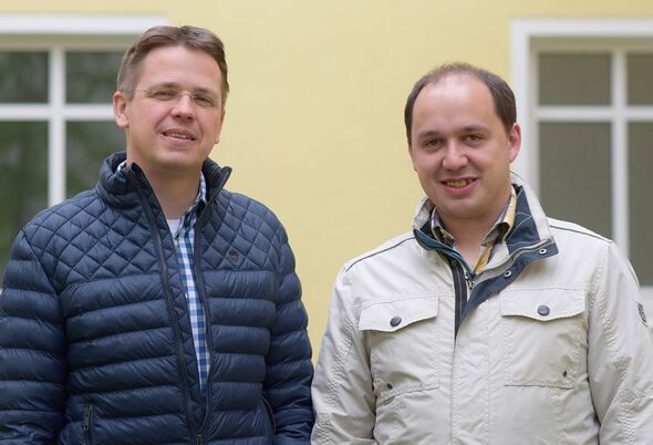 Dr. Michael Schuhen (links) hat mit seinem Kollegen Manuel Froitzheim das sogenannte „Econ EBook“ entwickelt.