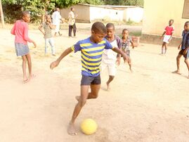 Eine vermeintlich gewöhnliche Freizeitaktivität von Kindern, für Kinder an der Elfenbeinküste jedoch etwas Besonderes: Es bleibt nun auch Zeit zum Fußballspielen. 