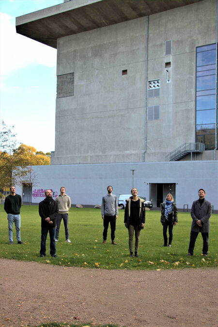 Das Team loopsai vor dem angemieteten Bunker in Hamburg-Wilhelmsburg. Das Foto ist während Drehaufnahmen entstanden für ein Video im Wissenschaftsmagazin „nano" bei 3sat.