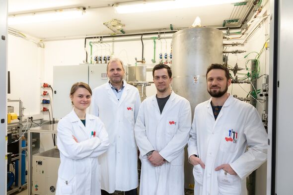 Legten mit ihrer Forschung die Basis für den Erfolg des neuen Wasserstoffgenerators: Das HyStORM-Projektteam der TU Graz Karin Malli, Viktor Hacker, Sebastian Bock, Robert Zacharias (v.l.).