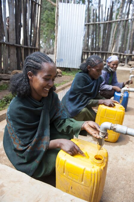 Wasserstelle im Projektgebiet Borena: Wasserholen ist traditionell Aufgabe der Frauen und Mädchen in Äthiopien. Laut CIA World Factbook haben in Äthiopien vier von zehn Menschen keinen Zugang zu sauberem Trinkwasser. In ländlichen Regionen ist die Situation noch kritischer.
