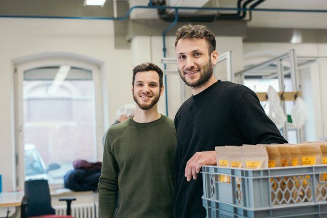 beegut Gründer beim Besuch einer ihrer regionalen Partner