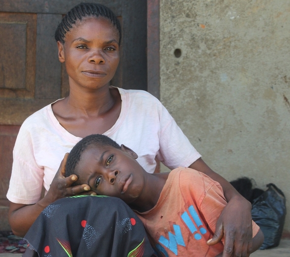 Opfer der Bleivergiftung: der 6-jährige Chrisker und seine Mutter.