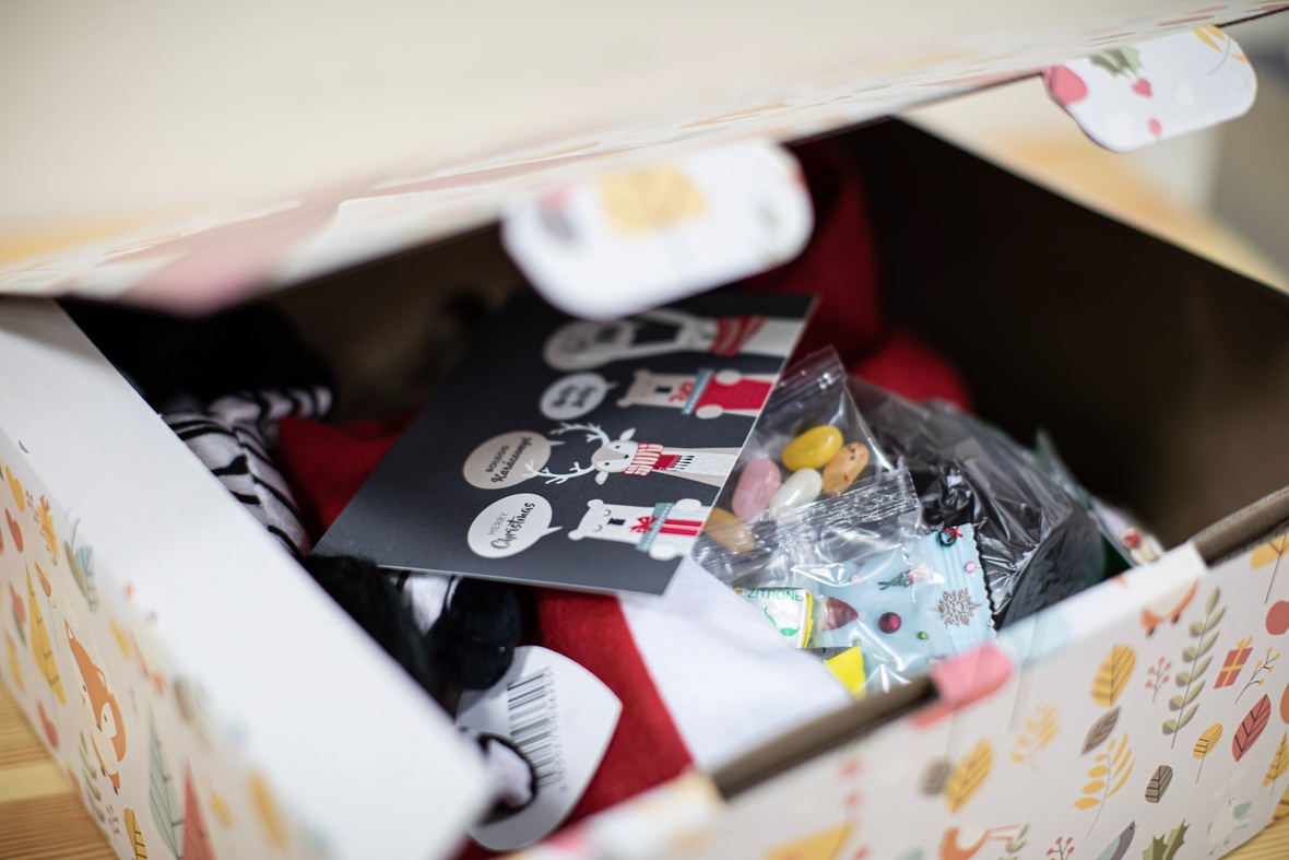 WIRmachenDRUCK packt zehntausende Weihnachtspakete für Kinder in Not