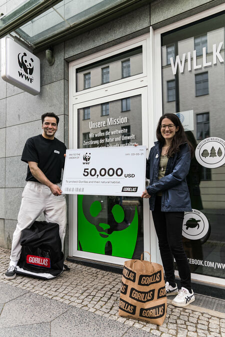 Gorillas CEO Kağan Sümer und Céline Dillmann, Program Officer Central & West Africa von WWF Deutschland, bei der Scheckübergabe.