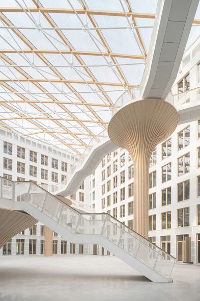 Hauptattraktion ist das Atrium des Carré-Gebäudes: Dominiert wird es von vier unterschiedlich hohen baumförmigen Stützen.