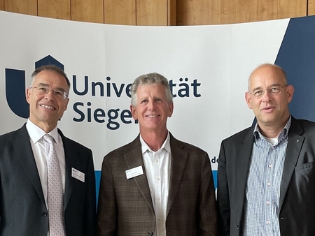 Die Gründer des Wissenschaftsgebiets Risk Governance, Prof. Dr. Arnd Wiedemann (l.) und Prof. Dr. Volker Stein (r.), mit Prof. Mark Beasley (Mitte) aus den USA, der den Auftakt-Vortrag der Konferenz hielt.