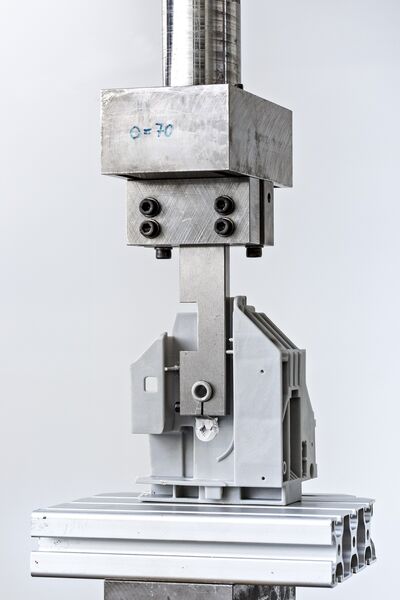 Versuchsaufbau zur Prüfung eines Bauteils aus recyceltem Kunststoff.