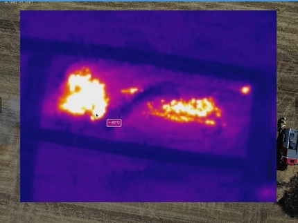 Ausschnitt aus der neuen Lagedarstellung. Zu sehen ist ein Infrarotbild eines Vegetationsbrandes in Viersen, im Hintergrund ist das korrespondierende RGB-Bild zu erkennen.