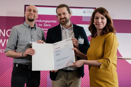 Dr.-Ing. Adrian Bürger (l.) und Dr. Markus Bohlayer erhalten den Gründungspreis digitale Innovationen des BMWK, überreicht von Dr. Anna Christmann, MdB und Beauftragte für Digitale Wirtschaft und Start-ups am BMWK