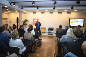 Dr. Elmer Lenzen eröffnet das Podium.
