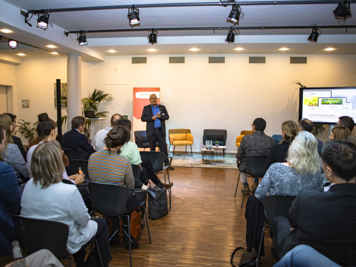 Dr. Elmer Lenzen eröffnet das Podium.