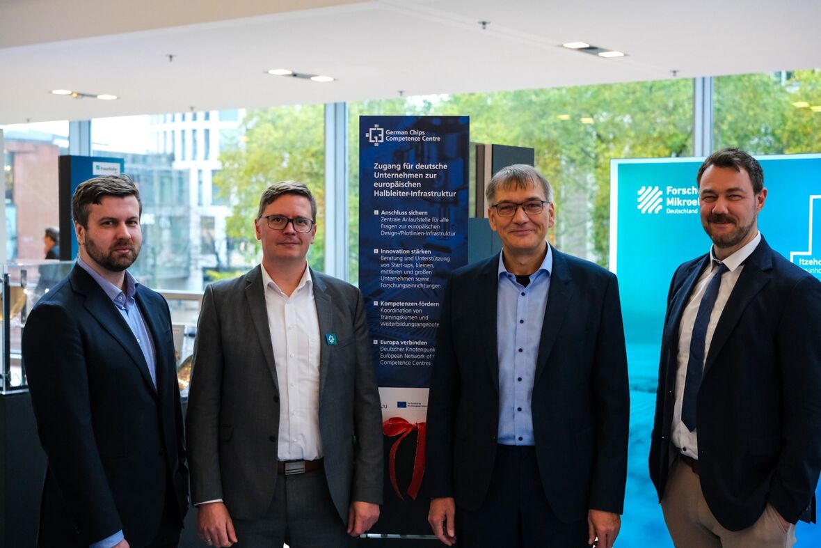Eröffnung des G3C beim diesjährigen MST-Kongress in Duisburg. V.l.n.r.: Dr. Björn Lekitsch (Co-Founder und CTO von neQxt), Alexander Stanitzki (G3C-Projektleiter), Dr. Stephan Guttowski (Leiter der FMD-GS) und Dr. Oliver Höing (Referent im BMFTR).