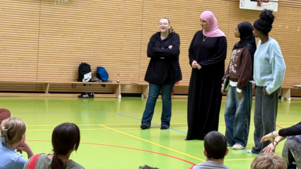 Emma, Rogana, Nawal und Ogechi sind die ersten DemokratieTalente an der Stadtteilschule Bramfeld.