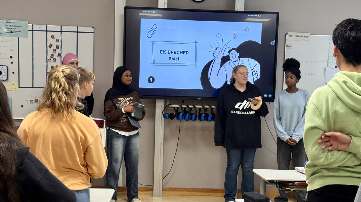 Rogana, Nawal, Emma und Ogechi stellen die DemokratieTalente anderen Schülerinnen und Schülern mit dem "Eisbrecher-Spiel" vor.