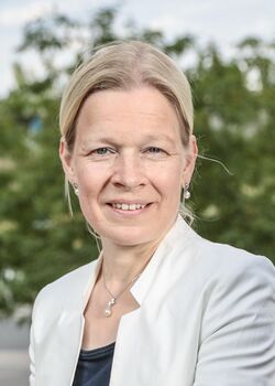 In unserer neuen Podcast-Folge sprechen wir mit Prof. Dr. Estelle Herlyn von der FOM Düsseldorf über das Thema Energiewende.