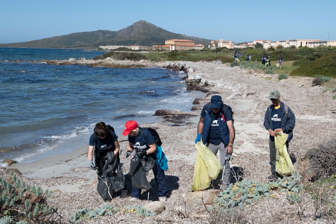Anpacken und Umdenken: Saubere Strände entstehen durch Engagement und nachhaltige Systeme. Weil Verbote allein das globale Müllproblem nicht lösen, initiiert die Plastic is Fantastic Association (PiFA) einen Kulturwandel: Weg vom Umweltabfall, hin zur wertvollen Zukunftsressource im Kreislauf. Quelle: Plastic is Fantastic Association