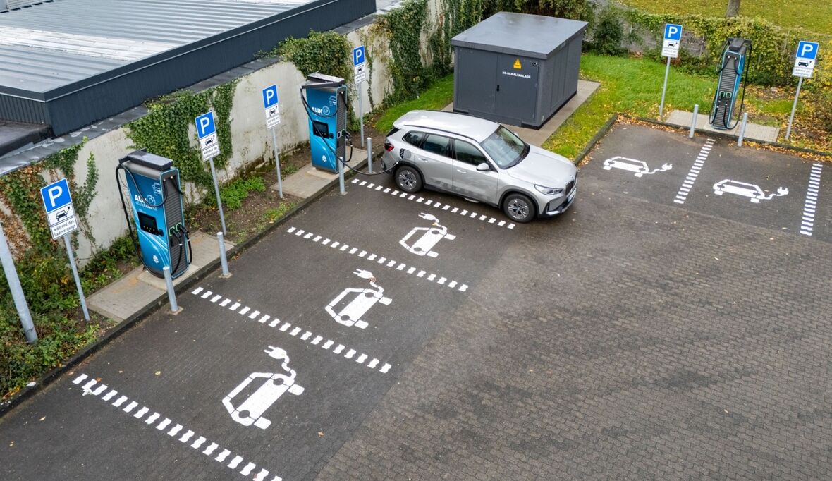 Laden zum Discounter-Preis: Mit ALDI SÜD nimmt Elektromobilität Fahrt auf