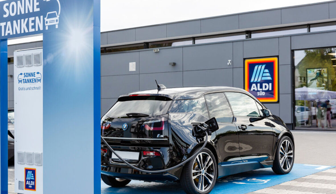 ALDI SÜD baut Netz von Elektrotankstellen