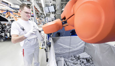 Roboter unterstützt Audi-Mitarbeiter