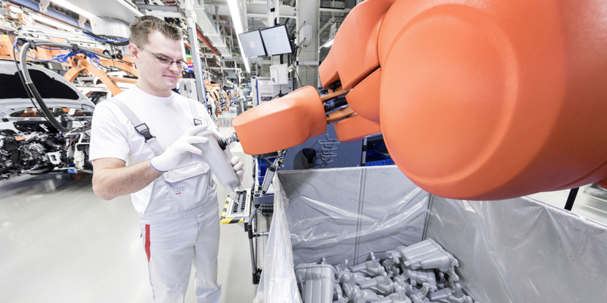 Roboter unterstützt Audi-Mitarbeiter