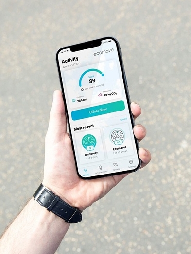 Die ecomove-App hilft Nutzer*innen, Emissionen zu erkennen, zu vermeiden und die eigene Mobilität nachhaltiger zu gestalten. Die Idee zur App ist in der Audi Denkwerkstatt in Berlin entstanden.