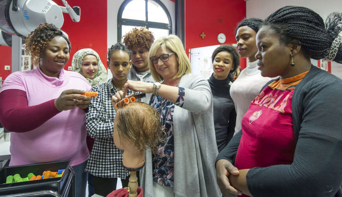 Berufsschulklasse für junge Frauen in Ingolstadt erfolgreich gestartet