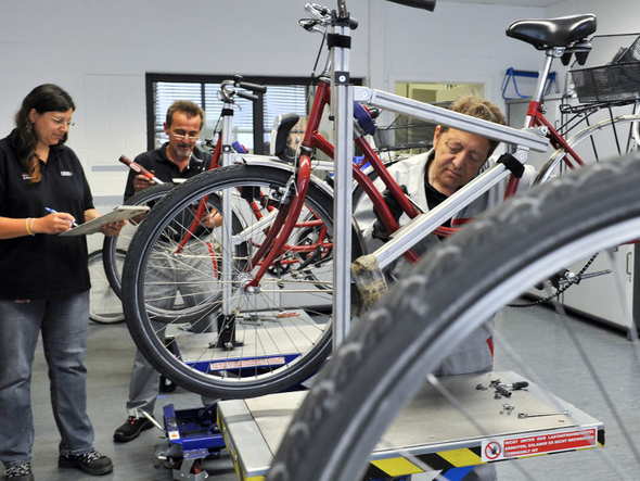 In der hauseigenen Fahrradwerkstatt reparieren Audi-Mitarbeiter beschädigte Werkfahrräder.