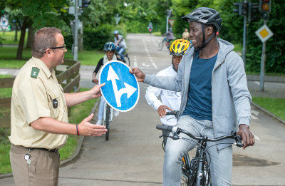 Beim Verkehrserziehungskurs lernen Schüler aus Afrika, Afghanistan und Pakistan die deutschen Verkehrsregeln kennen.