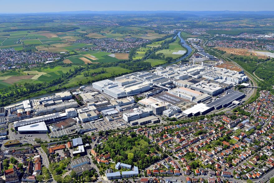 Mit der strategischen Entscheidung wird die Technische Entwicklung für die Zukunft gestärkt und Neckarsulm zu einem Kompetenzzentrum für die Entwicklung von Hochvolt-Batterien, eine Schlüsseltechnologie der Elektromobilität.