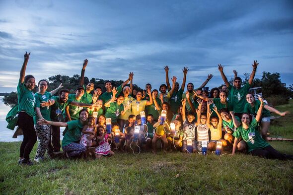 Die Audi Stiftung für Umwelt und Audi do Brasil unterstützen gemeinsam die NGO Litro de Luz Brasil, die drei Dörfer ohne zuverlässige Stromanbindung in der Amazonas-Region mit Solarlicht versorgt. Die Initiative stattet die Siedlungen mit über Solarpanele betriebenen Lichtquellen in Plastikflaschen aus.
