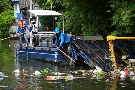 Das CollectiX Müllsammelboot arbeitet mit Hightech-Equipment und spürt dank der Unterstützung von Drohnen größere Müllteppiche auf, die anschließend aus dem Fluss geholt werden.