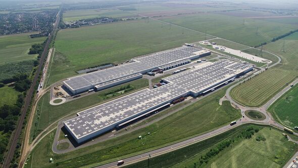 Audi Hungaria: Photovoltaik-Anlage auf den Dächern der beiden Logistik-Hallen
