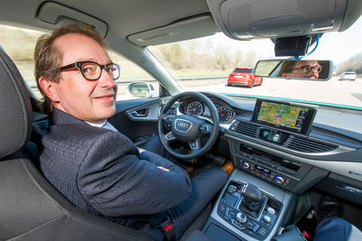Bundesverkehrsminister Alexander Dobrindt testete den Audi A7 piloted driving concept im Jahr 2015 auf der A9 bei Ingolstadt unter Realbedingungen.