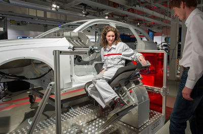 Eine neue Generation des ergonomischen Montagesitzes macht in Ingolstadt Schule. Mit dem Sitz fährt der Mitarbeiter noch müheloser in den Innenraum des Autos, um so in entspannter Haltung Montagearbeiten durchzuführen. Hier eine Demonstration am Ausstellungsstand.