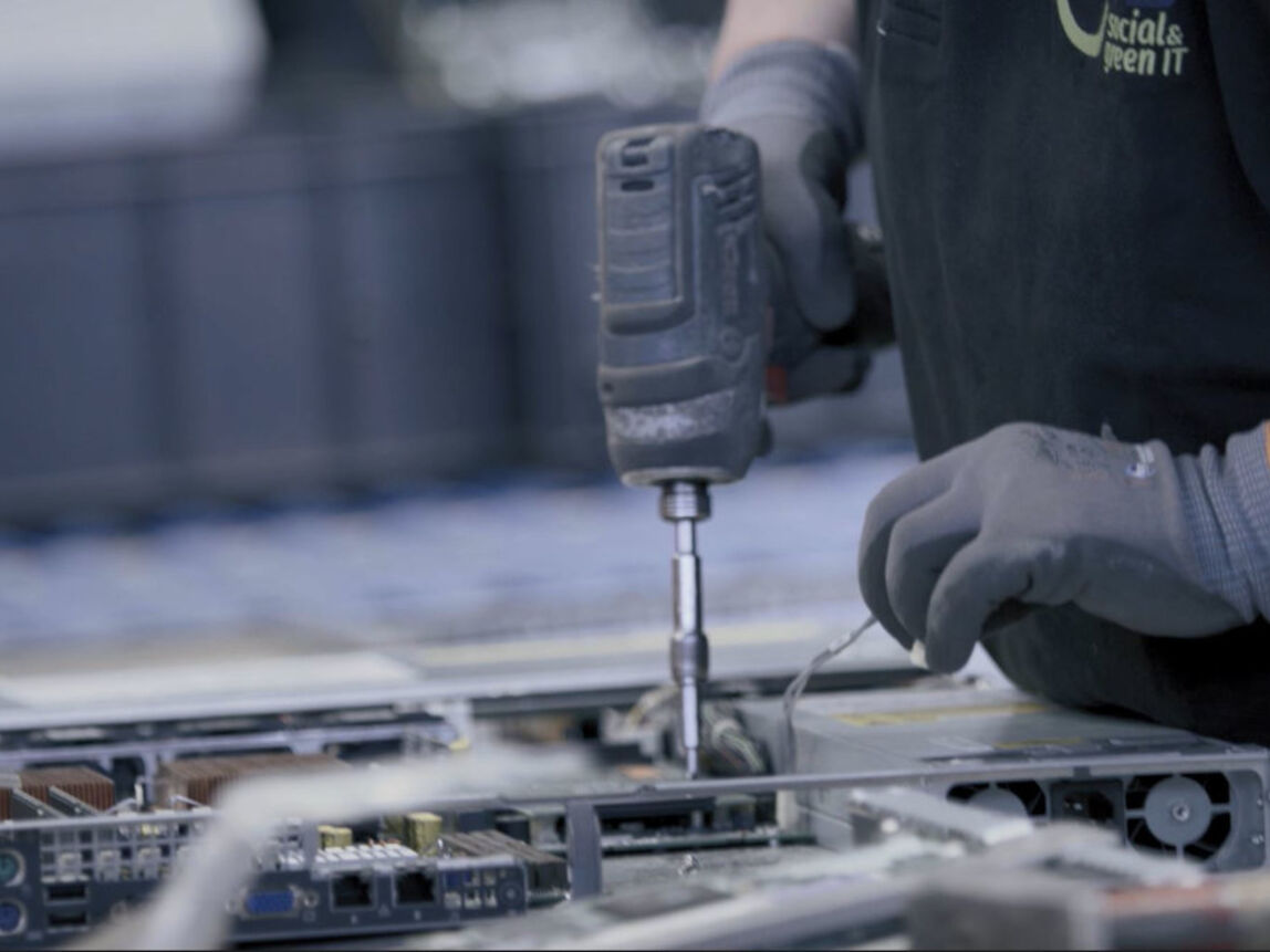 Händische Zerlegung der Gebrauchtgeräte.