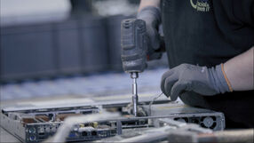 Händische Zerlegung der Gebrauchtgeräte.