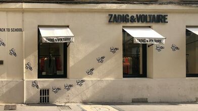 Mise en scène an der Wand von Zadig & Voltaires