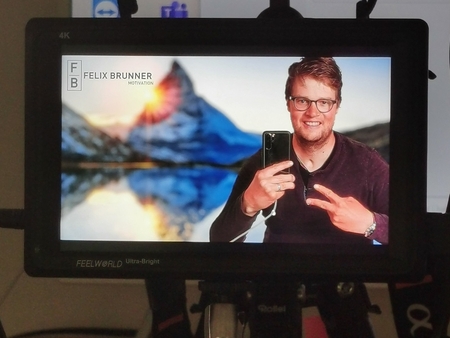 Markenbotschafter Felix Brunner bei einem Motivationsvortrag für Schülerinnen und Schüler. 