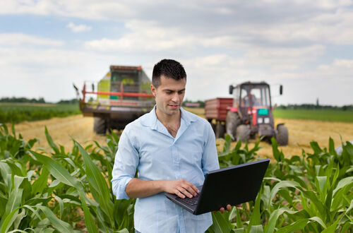 Digitale Lösungen wie der xarvio Field Manager helfen Landwirten, ihre Betriebe so effizient wie möglich zu bewirtschaften. Das spart Kosten und schont die Umwelt.