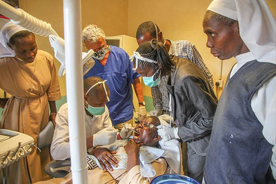 Das Projekt „Life Shift“ ermöglicht mittels einer innovativen Technologie die Sterilisierung des Operationsbestecks in Regionen ohne stabilen Zugang zu Elektrizität und sauberem Wasser.