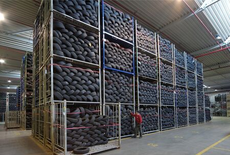 Im Reifenlager bei ESTATO Umweltservice sind durchschnittlich 300.000 Reifen untergebracht.