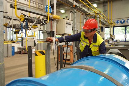 Arbeitssicherheit hat bei Brenntag oberste Priorität. Die Mitarbeiter sind in der richtigen Bedienung von Maschinen und Geräten geschult und tragen eine geeignete persönliche Schutzausrüstung.