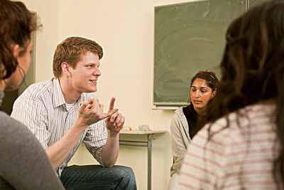 Mit SOS-Kinderdorf und Teach First Deutschland werden Kolleginnen und Kollegen zu Integrationslotsen für Flüchtlinge qualifiziert.