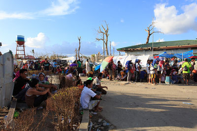 Einsatz auf den Philippinen: Menschen warten am Flugplatz auf die Verteilung der ankommenden Hilfsgüter.