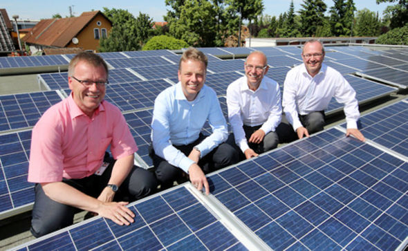 Starteten in Bamberg den Roll-out von Photovoltaik für 600 Technik-Standorte: (von links) Mario Neuhoff, Leiter Network Management Transport, Strategiechef Andreas Lischka, Personalchef Dietmar Welslau und Götz Wolf, Chef von PASM.