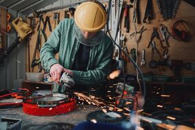 Rapid Electric Vehicle Retrofit (REVR) ist eine neue Methode zur Umrüstung von Fahrzeugen mit Verbrennungsmotor (ICE) in Hybrid-Elektrofahrzeuge (HEV), die erhebliche Kosten- und Zeiteinsparungen ermöglicht.