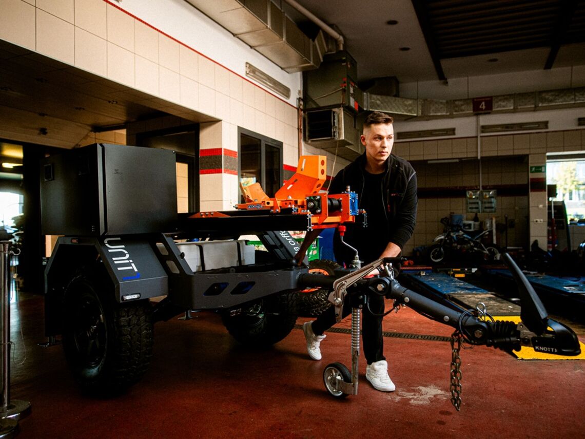 Piotr Tłuszcz mit dem The Life Chariot, ein geländegängiger Anhänger für Sanitäter in der Ukraine. Es handelt sich um eine Lösung, die es jedem mit Haken versehenen Fahrzeug ermöglicht, Verwundete sicher zu transportieren, unabhängig von seiner aktuellen Beladung.