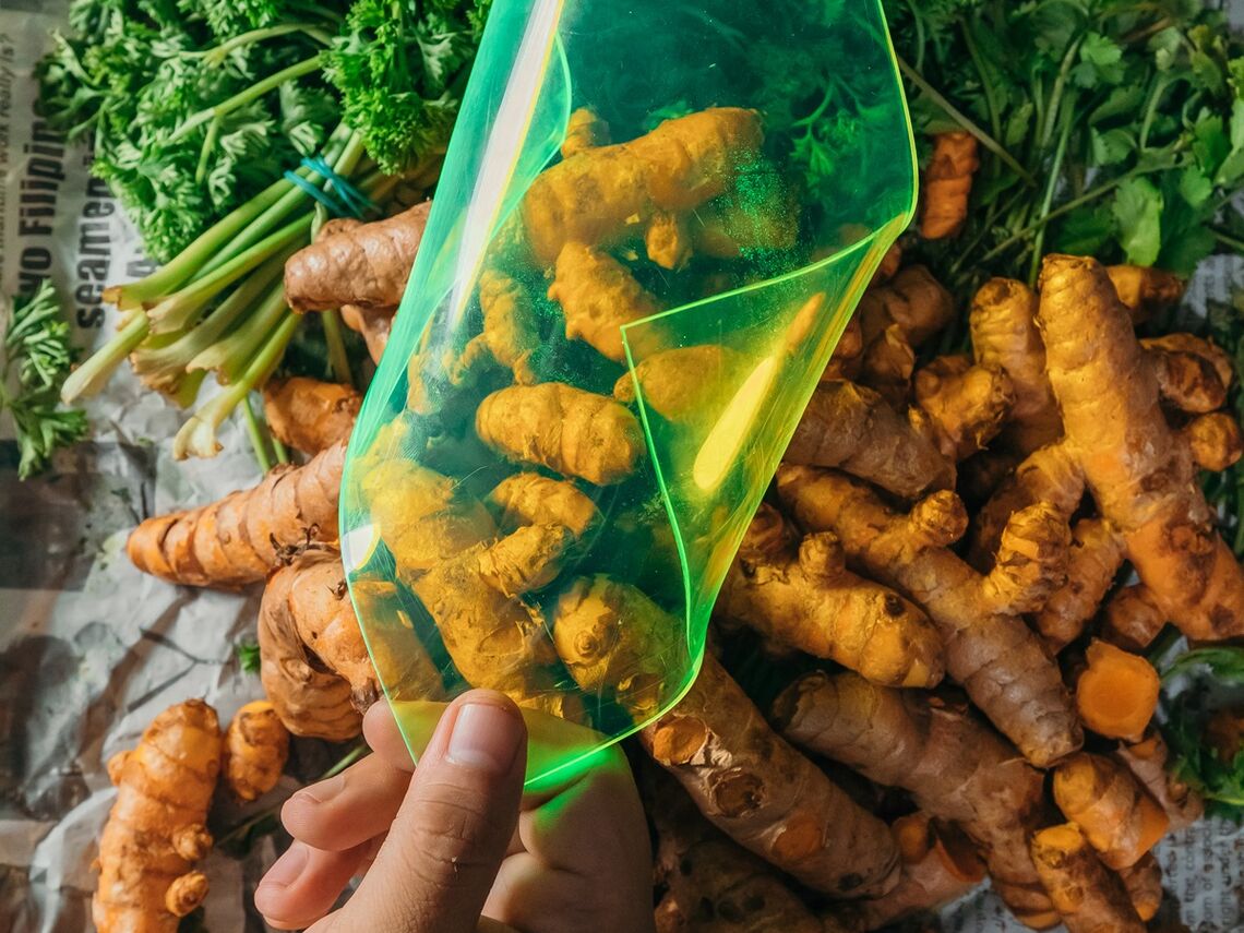 Das AuREUS-System ist eine Innovation für Wände/Fenster und nutzt eine Technologie, die aus recycelten Pflanzenabfällen hergestellt wird, um das UV-Licht des Sonnenlichts zu absorbieren und in sauberen, erneuerbaren Strom umzuwandeln.